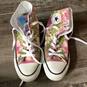 New , women’s Converse tennishoes. Flower pattern
